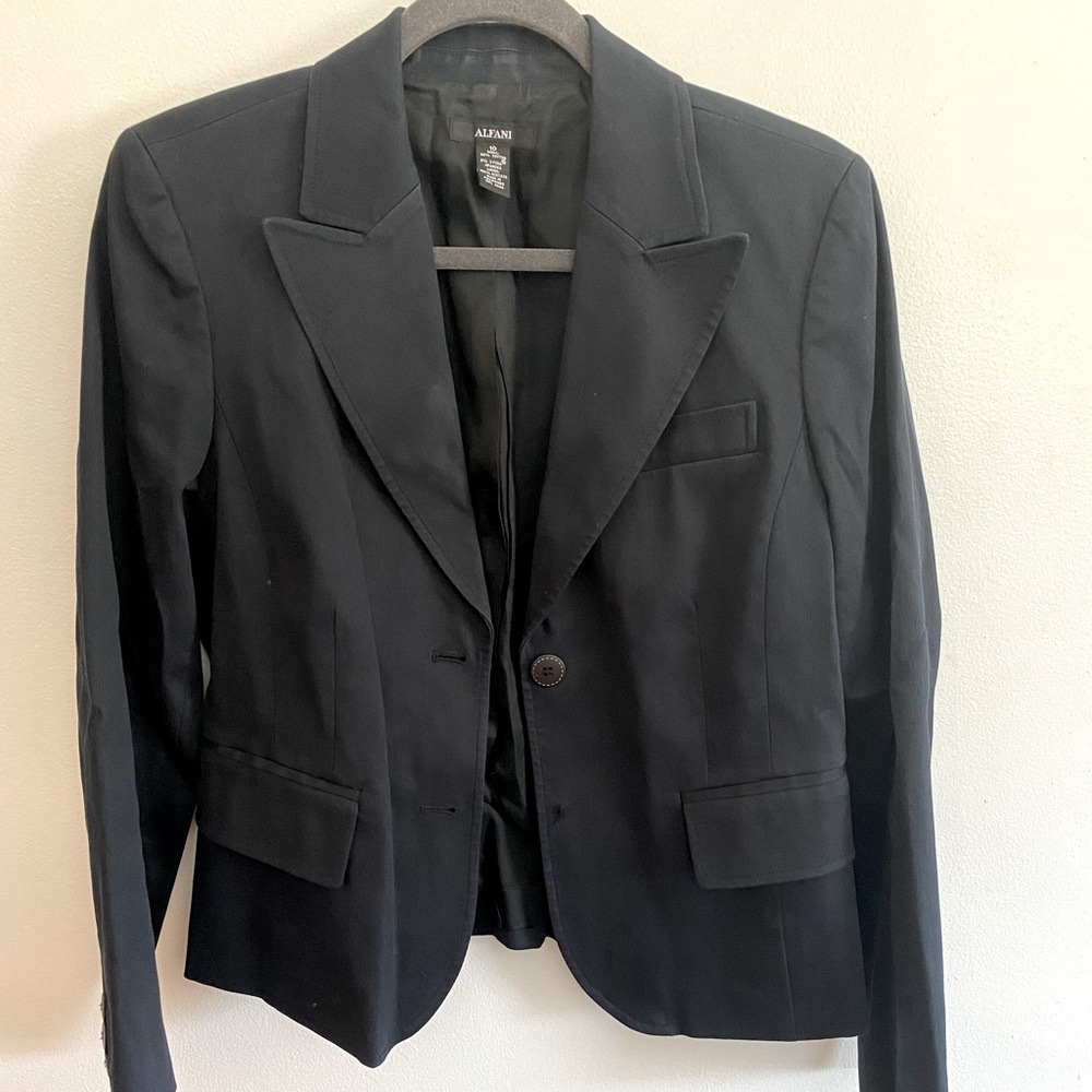 Short blazer great for any occasion.